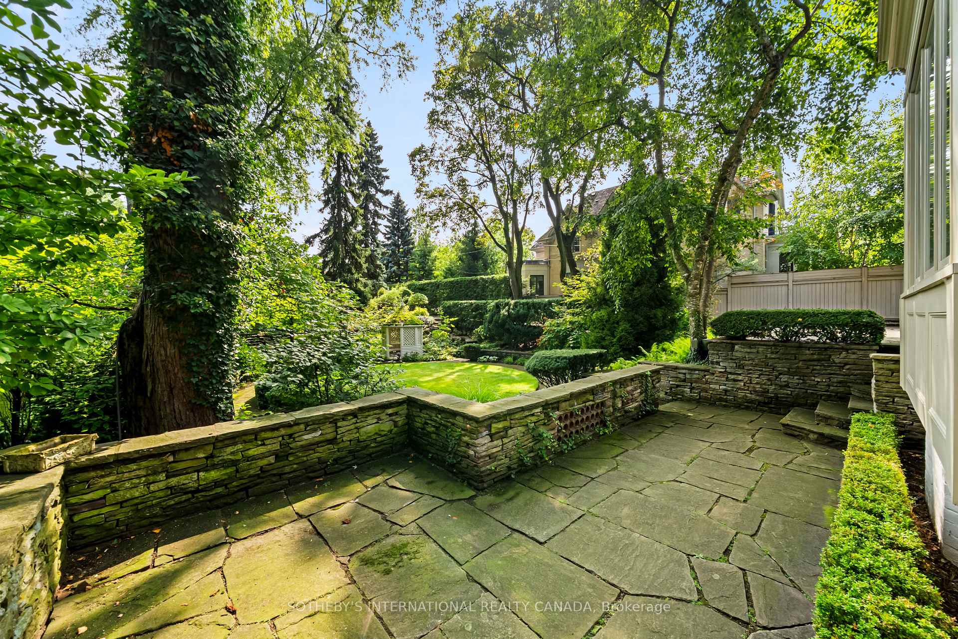 Photo 7 of 12 Forest Glen Crescent, North York, Bridle Path-Sunnybrook-York Mills — HOMEH