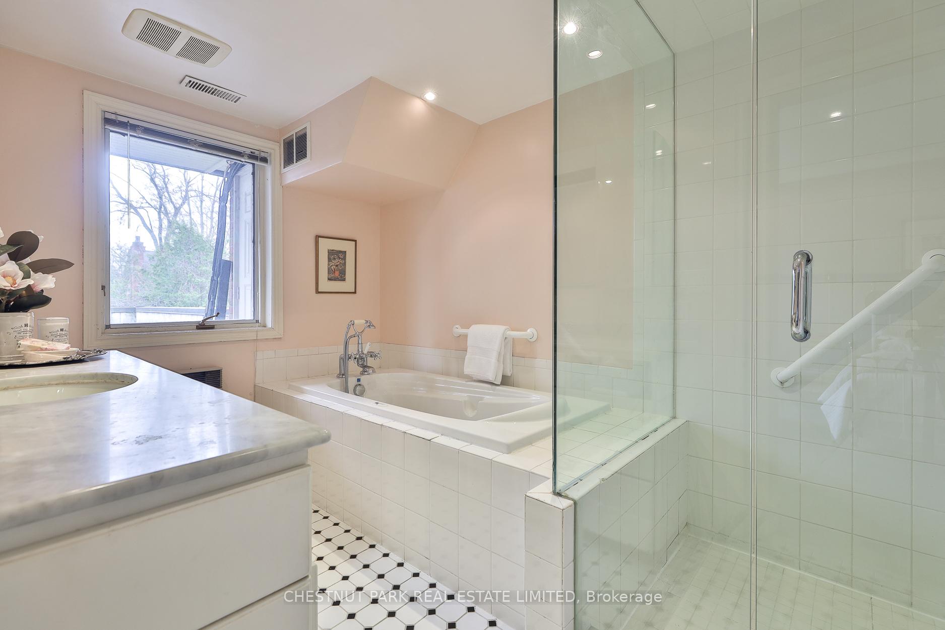 Photo 32 of 127 Roxborough Drive, Toronto, Rosedale-Moore Park — HOMEH