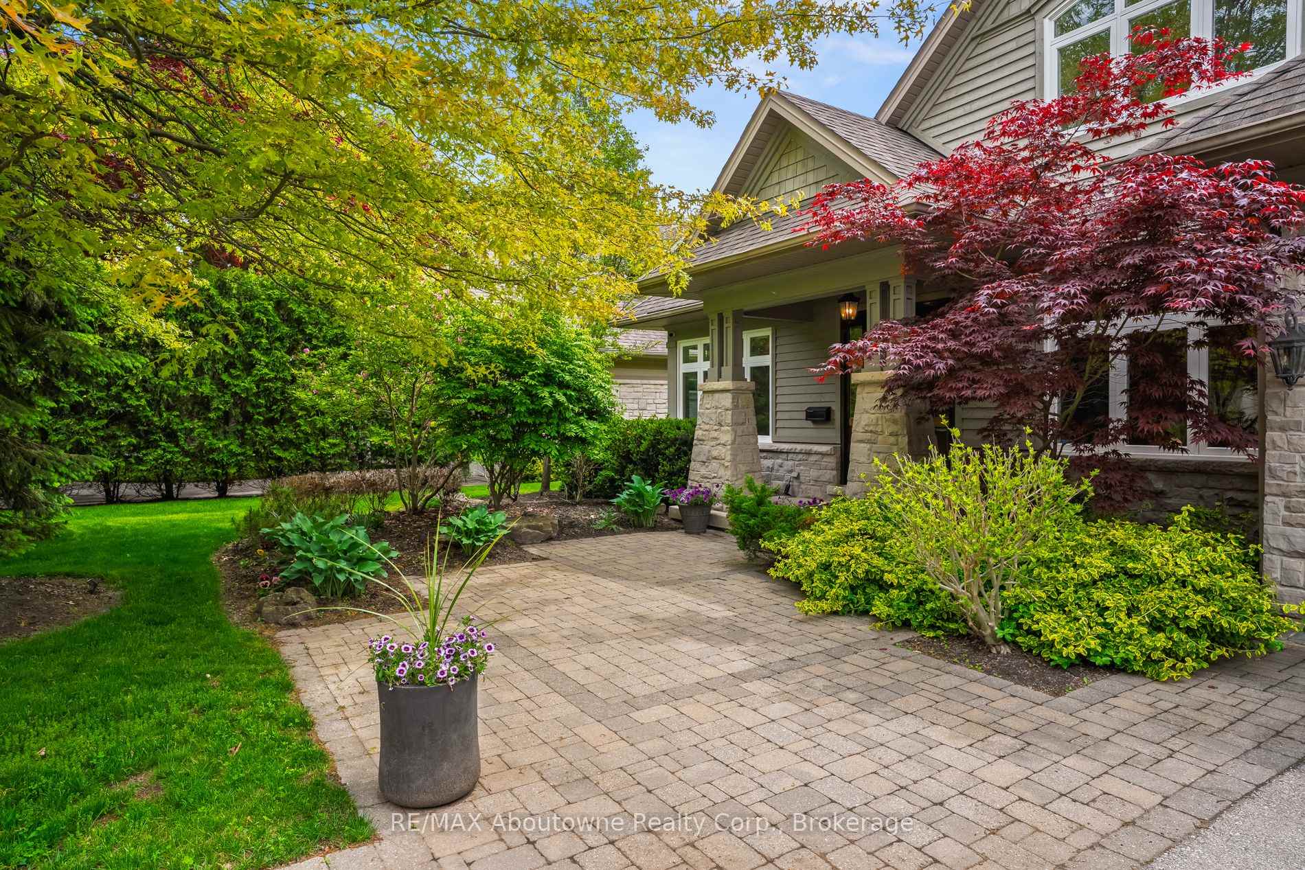 Photo 2 of 370 Christina Drive, Oakville, Southwest — HOMEH