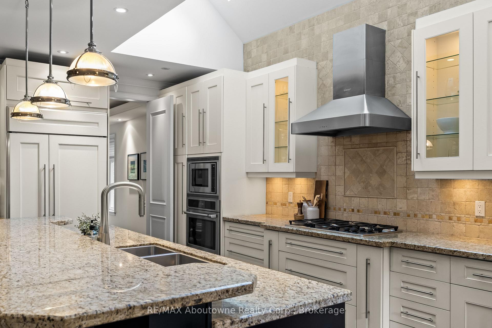Photo 10 of 370 Christina Drive, Oakville, Southwest — HOMEH