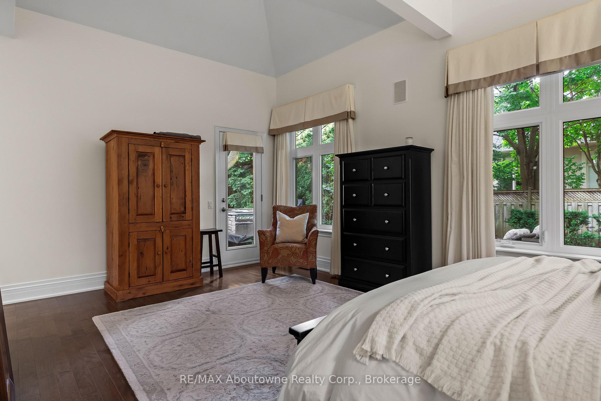 Photo 23 of 370 Christina Drive, Oakville, Southwest — HOMEH