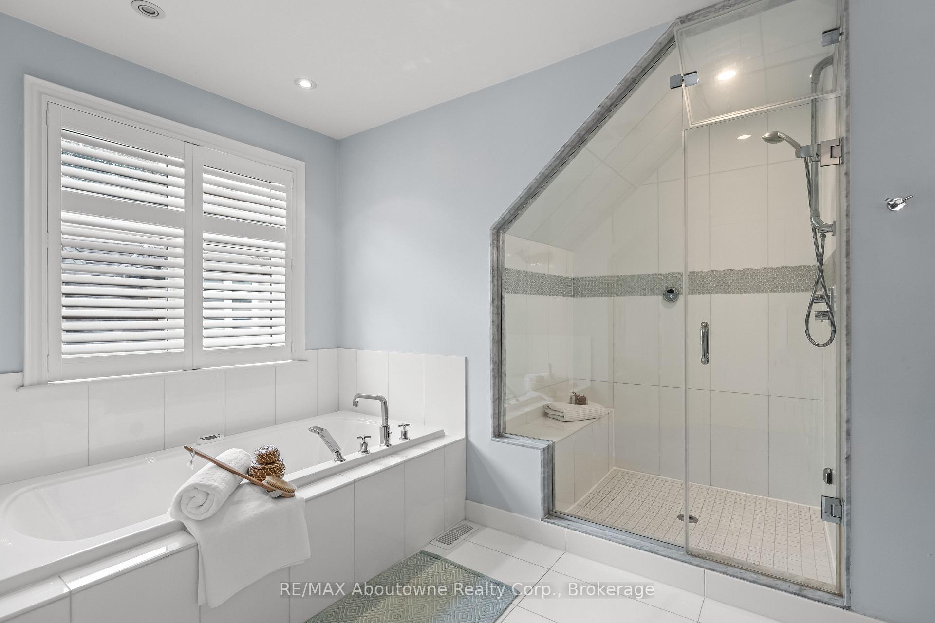 Photo 32 of 370 Christina Drive, Oakville, Southwest — HOMEH