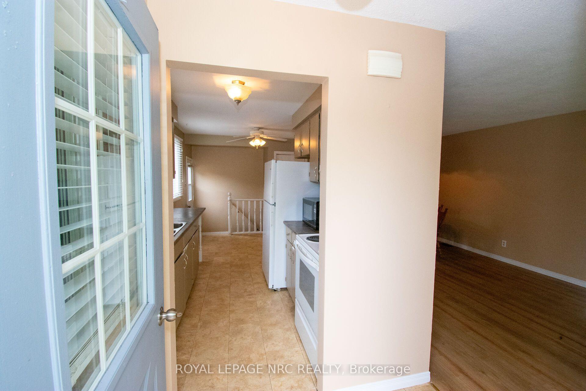 Photo 3 of 70 Oxford Street, St. Catharines, Secord Woods — HOMEH