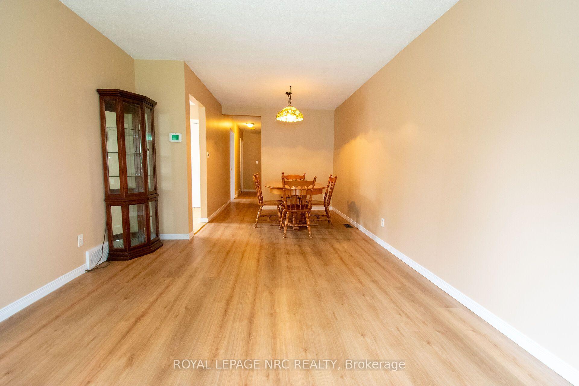 Photo 6 of 70 Oxford Street, St. Catharines, Secord Woods — HOMEH