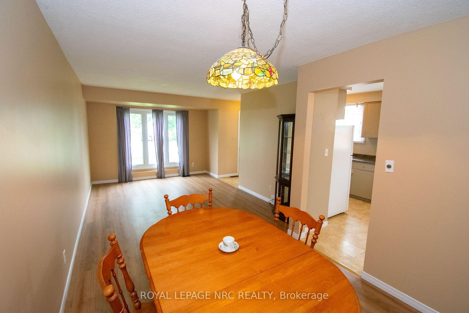 Photo 9 of 70 Oxford Street, St. Catharines, Secord Woods — HOMEH