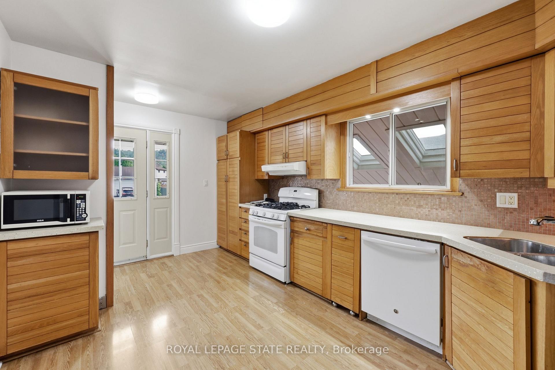 Photo 14 of 304 Whitney Avenue, Hamilton, Ainslie Wood — HOMEH