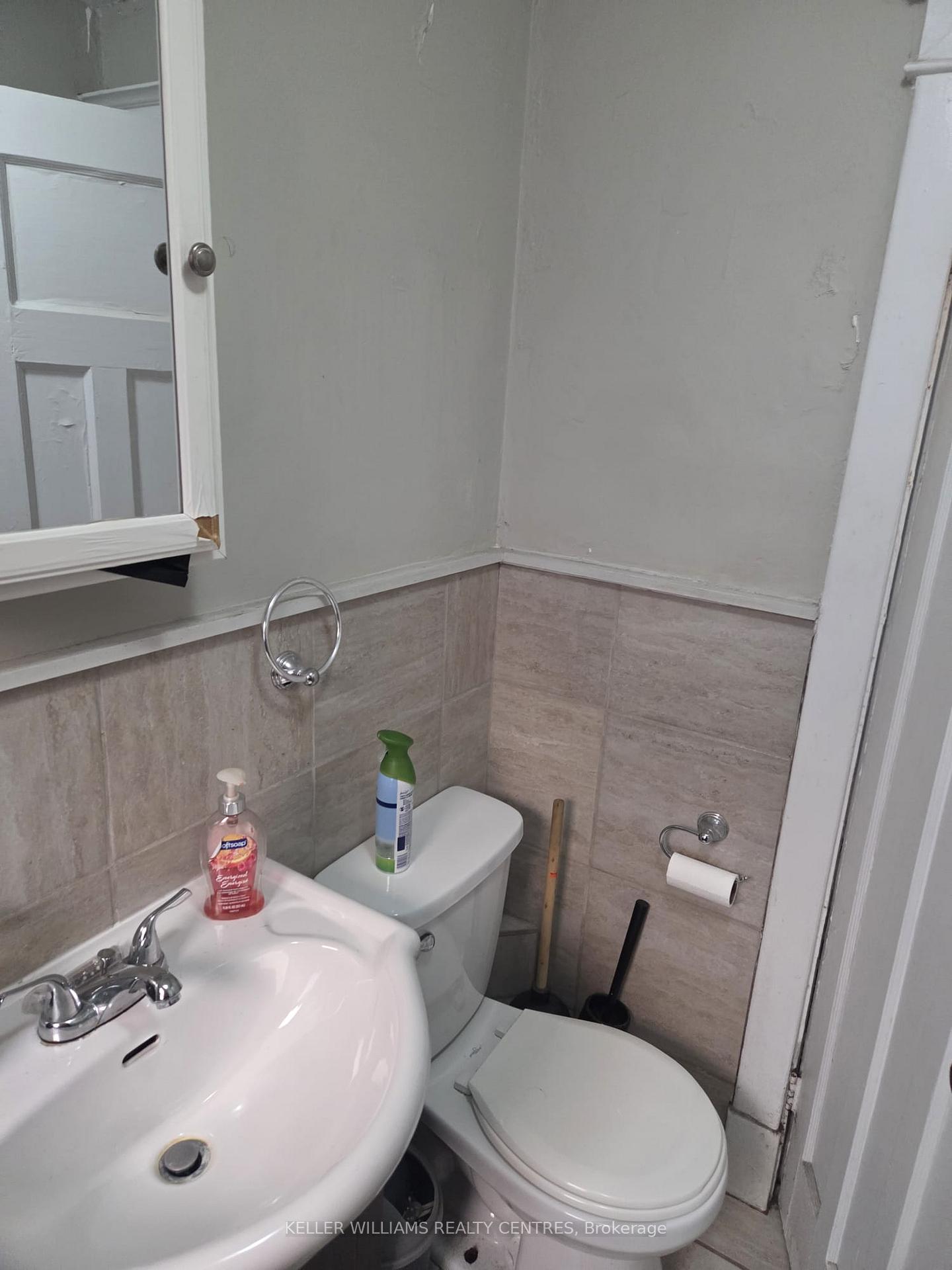Photo 11 of Unit 4, 991 Main Street E, Hamilton, Crown Point — HOMEH