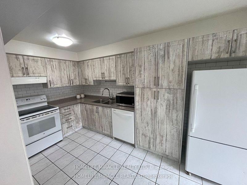 Photo 11 of Unit 6, 10 Cherrytree Drive, Brampton, Fletcher's Creek South — HOMEH