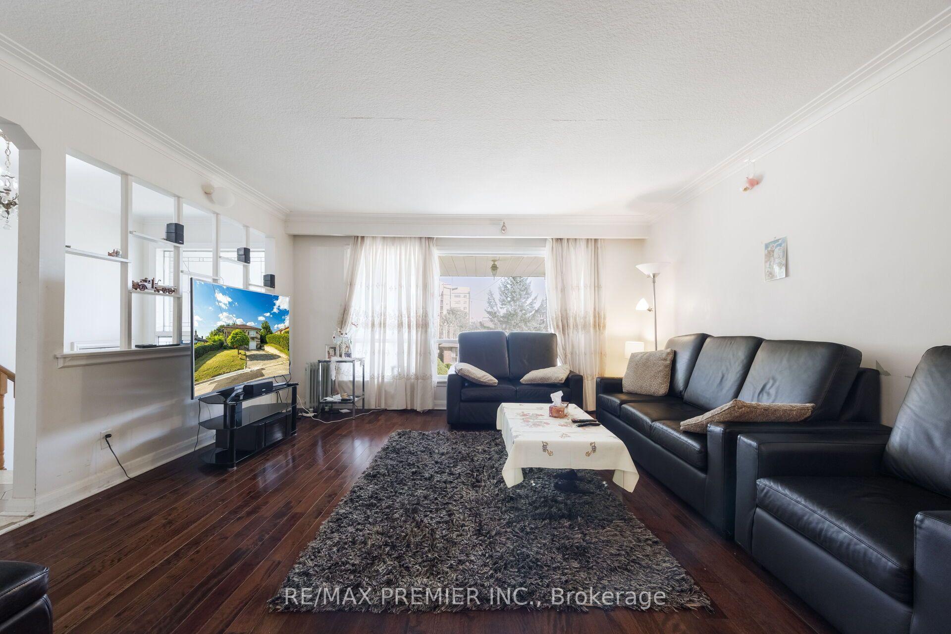 Photo 10 of 6 Canton Avenue, North York, Downsview-Roding-CFB — HOMEH