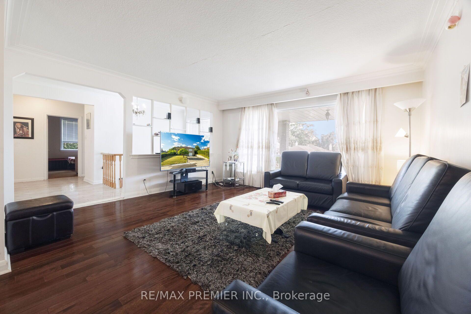 Photo 11 of 6 Canton Avenue, North York, Downsview-Roding-CFB — HOMEH