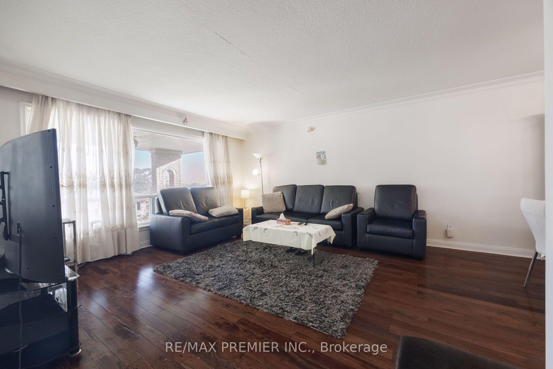 Photo 12 of 6 Canton Avenue, North York, Downsview-Roding-CFB — HOMEH