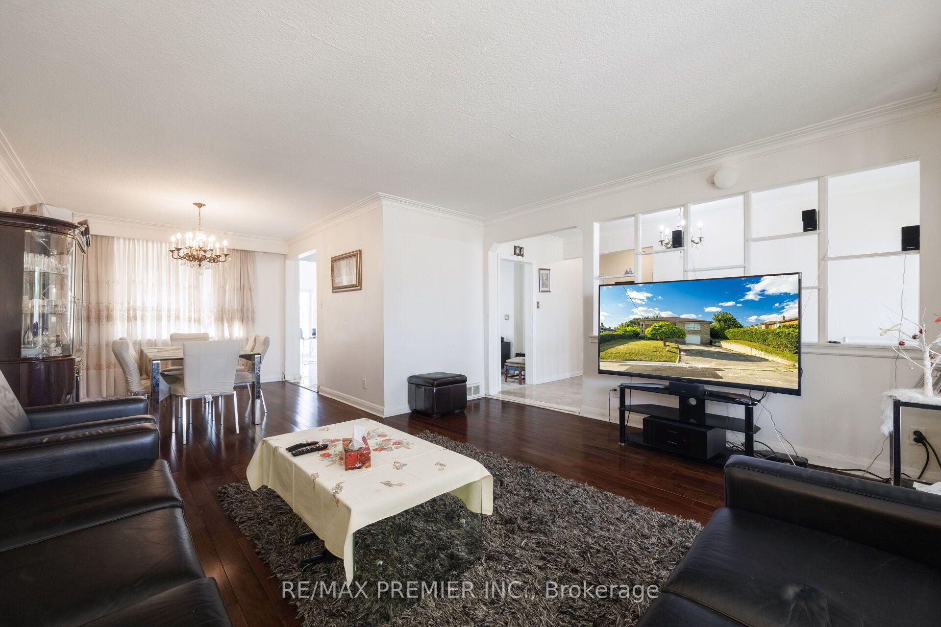 Photo 15 of 6 Canton Avenue, North York, Downsview-Roding-CFB — HOMEH