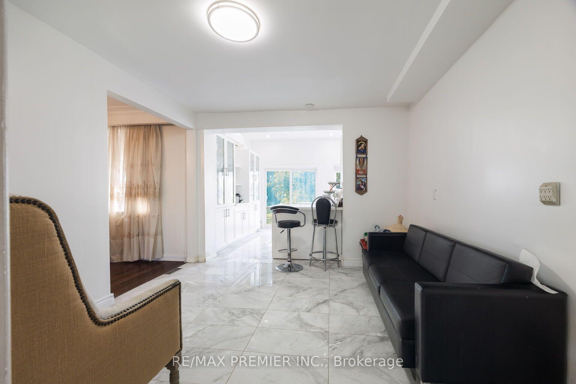 Photo 18 of 6 Canton Avenue, North York, Downsview-Roding-CFB — HOMEH