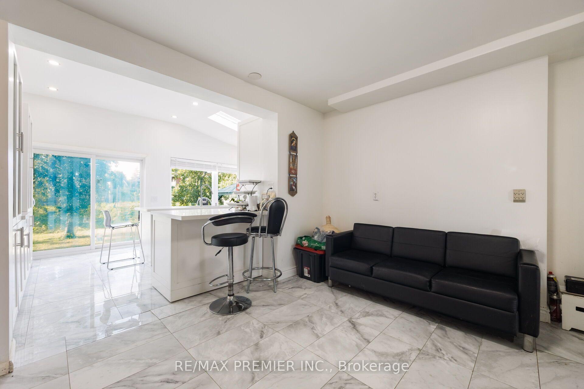 Photo 19 of 6 Canton Avenue, North York, Downsview-Roding-CFB — HOMEH