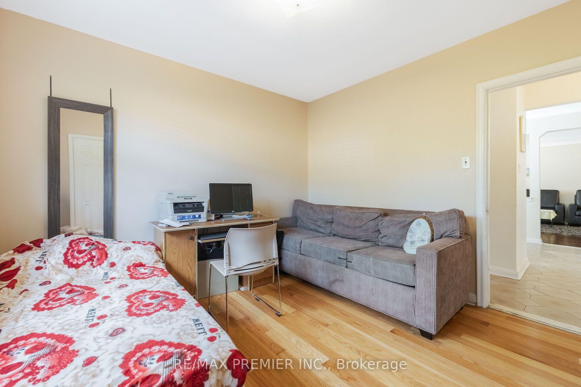 Photo 37 of 6 Canton Avenue, North York, Downsview-Roding-CFB — HOMEH