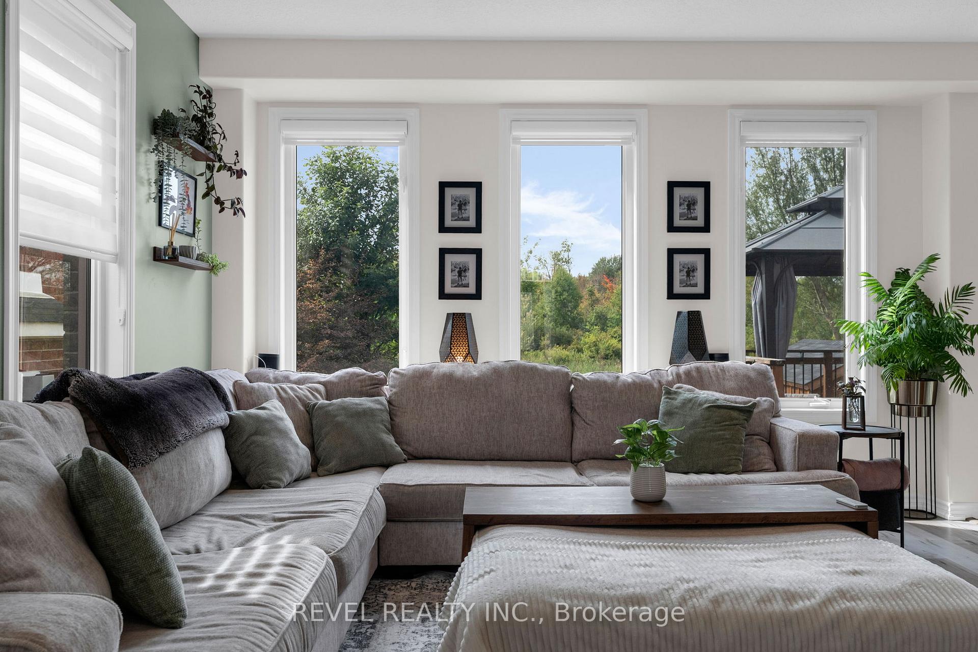 Photo 7 of 44 Graihawk Drive, Barrie, Ardagh — HOMEH
