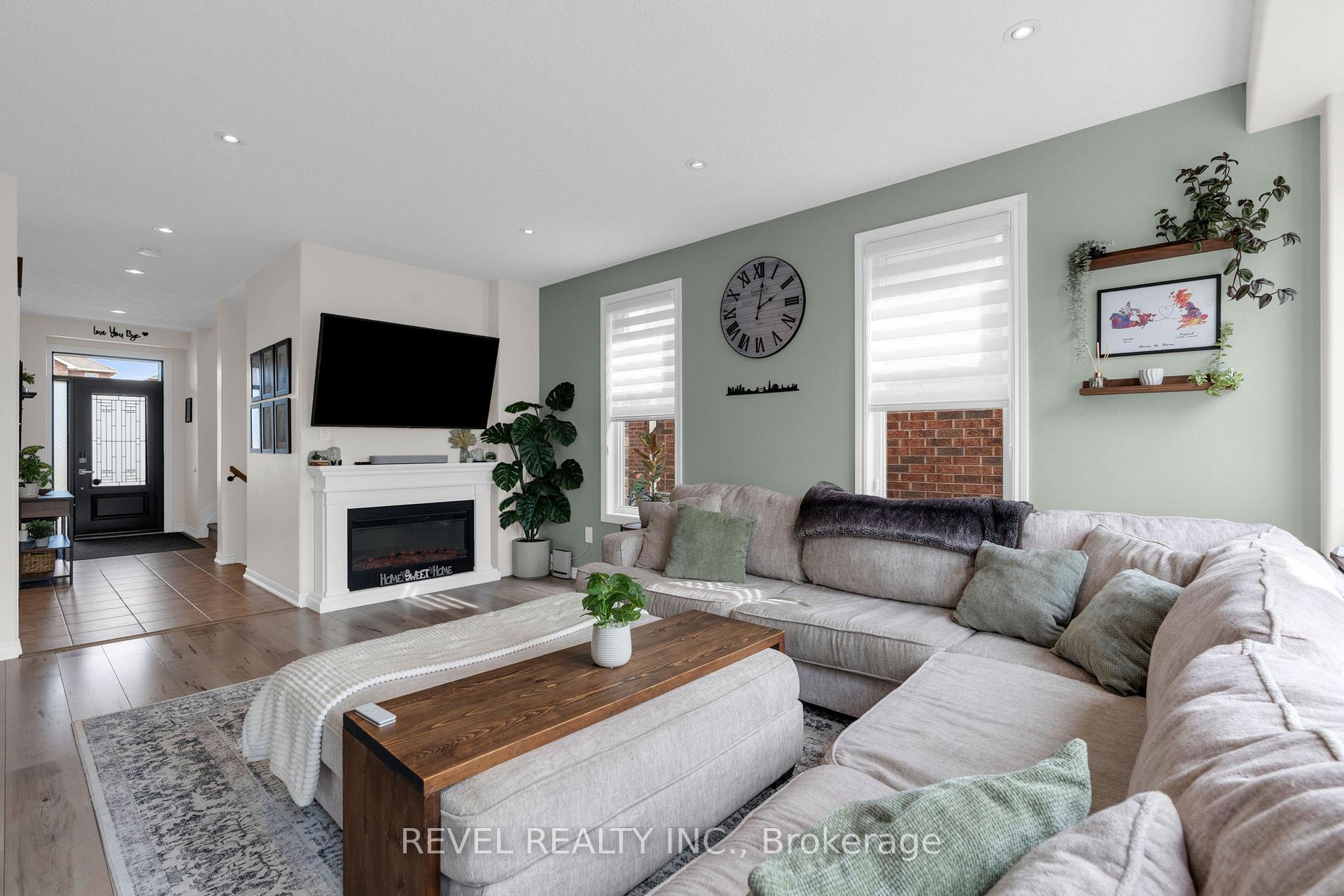 Photo 10 of 44 Graihawk Drive, Barrie, Ardagh — HOMEH