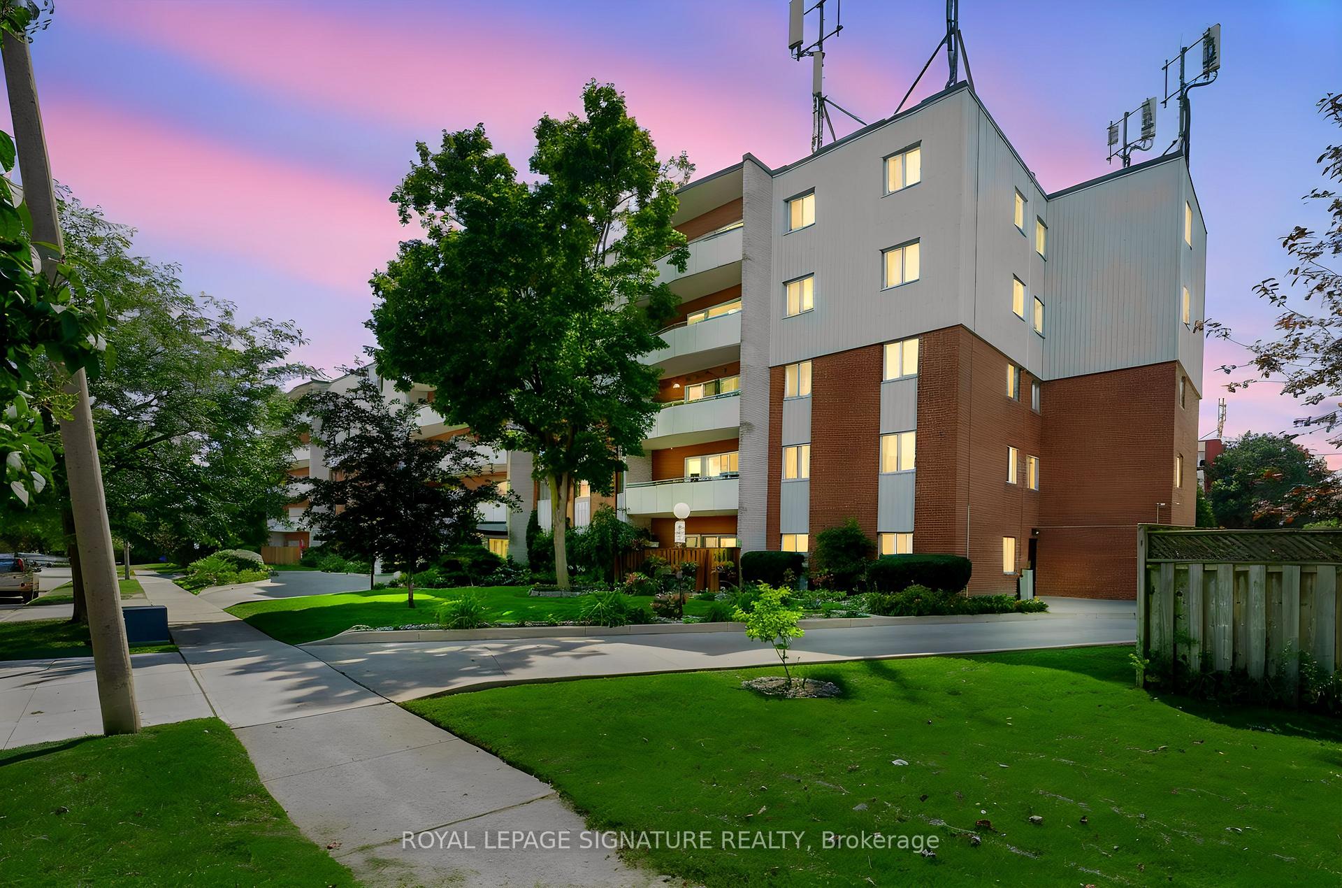 Photo 2 of Unit 401, 2485 Woking Crescent, Mississauga, Sheridan — HOMEH