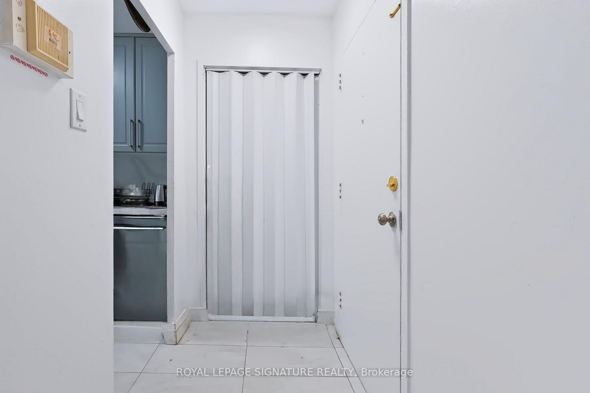 Photo 4 of Unit 401, 2485 Woking Crescent, Mississauga, Sheridan — HOMEH