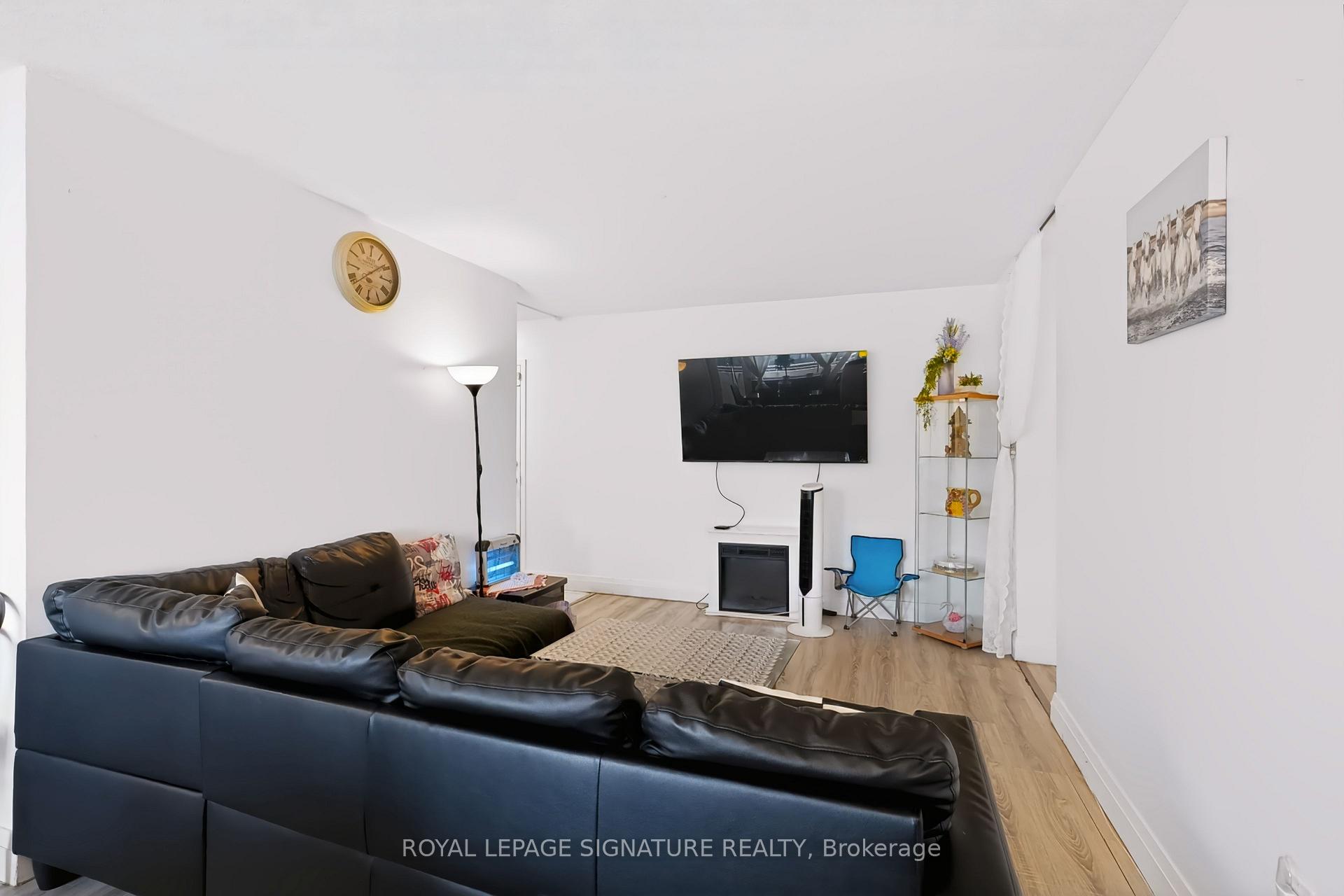 Photo 7 of Unit 401, 2485 Woking Crescent, Mississauga, Sheridan — HOMEH