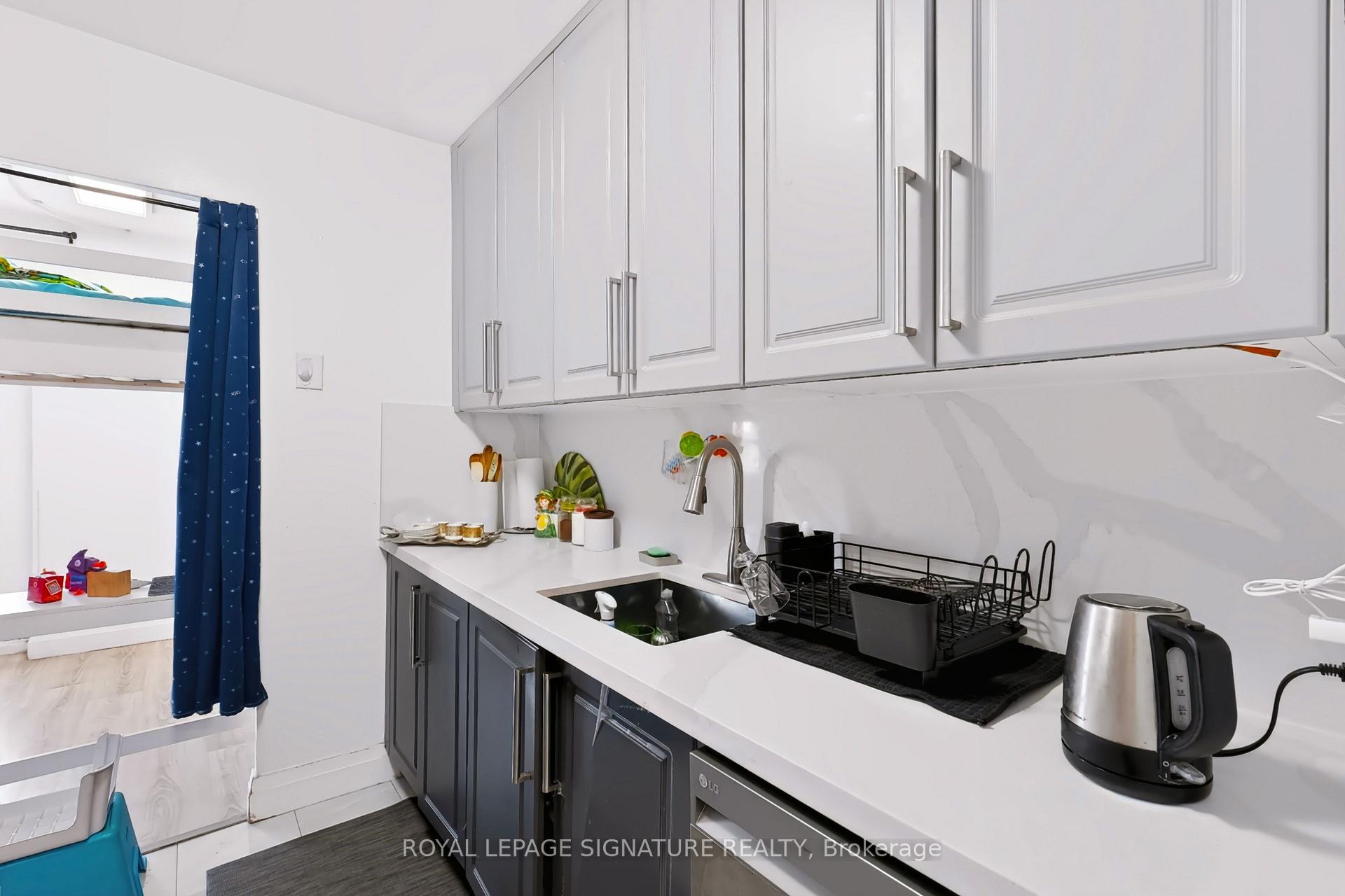 Photo 12 of Unit 401, 2485 Woking Crescent, Mississauga, Sheridan — HOMEH
