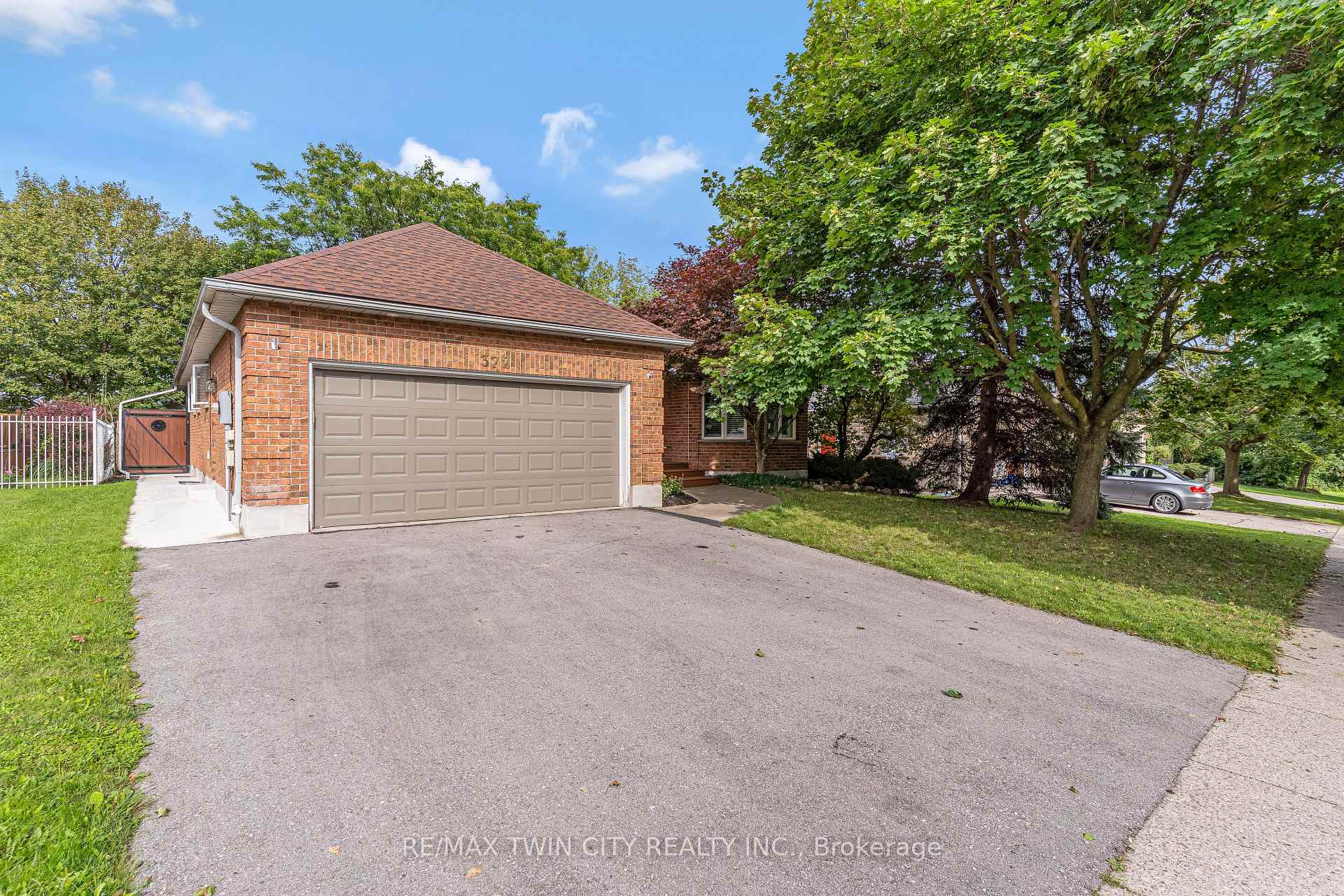 Photo 2 of 372 Gatestone Boulevard, Waterloo, Upper Beechwood — HOMEH