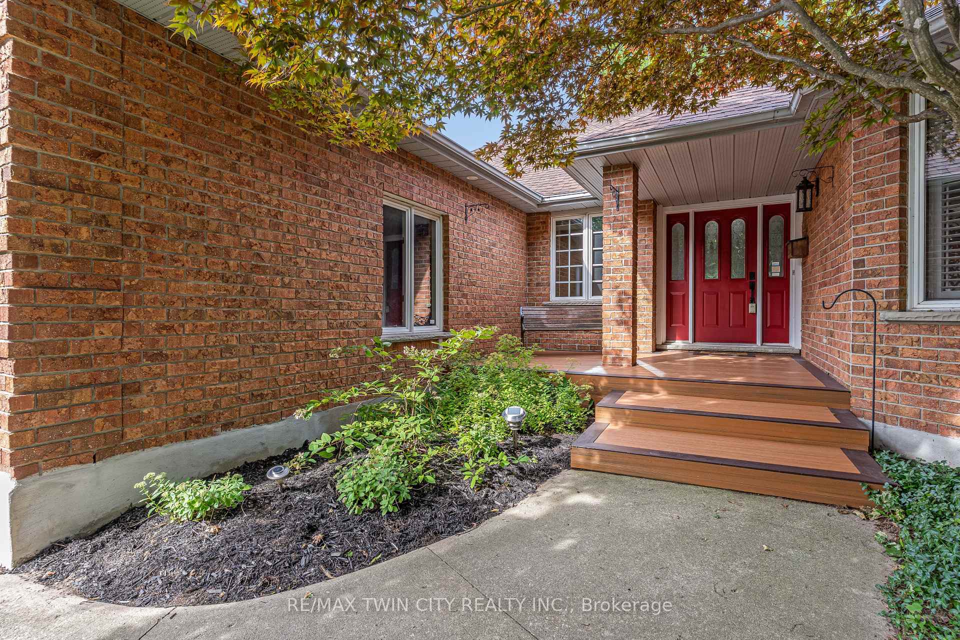 Photo 3 of 372 Gatestone Boulevard, Waterloo, Upper Beechwood — HOMEH