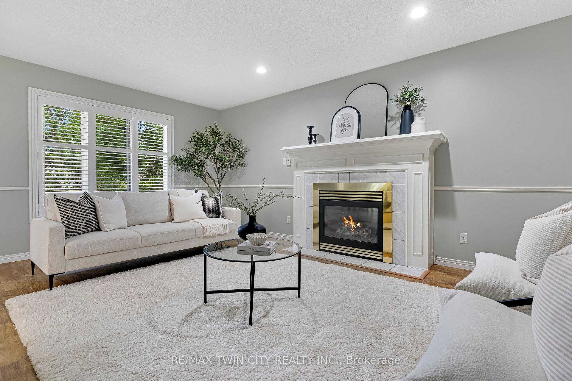 Photo 11 of 372 Gatestone Boulevard, Waterloo, Upper Beechwood — HOMEH