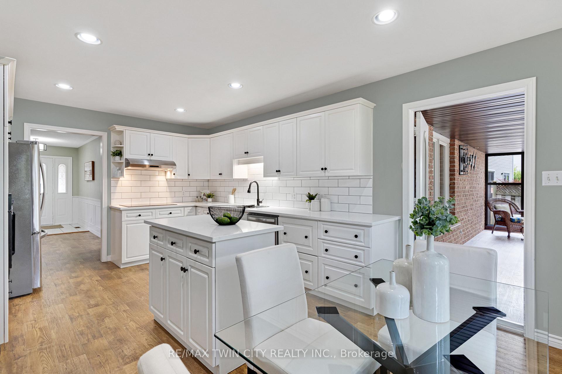 Photo 13 of 372 Gatestone Boulevard, Waterloo, Upper Beechwood — HOMEH