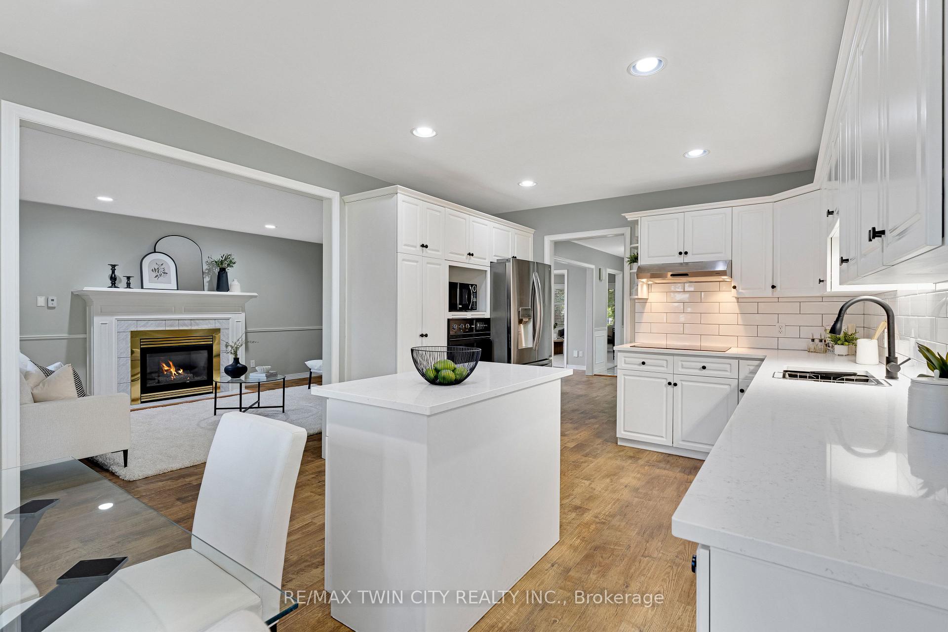 Photo 14 of 372 Gatestone Boulevard, Waterloo, Upper Beechwood — HOMEH