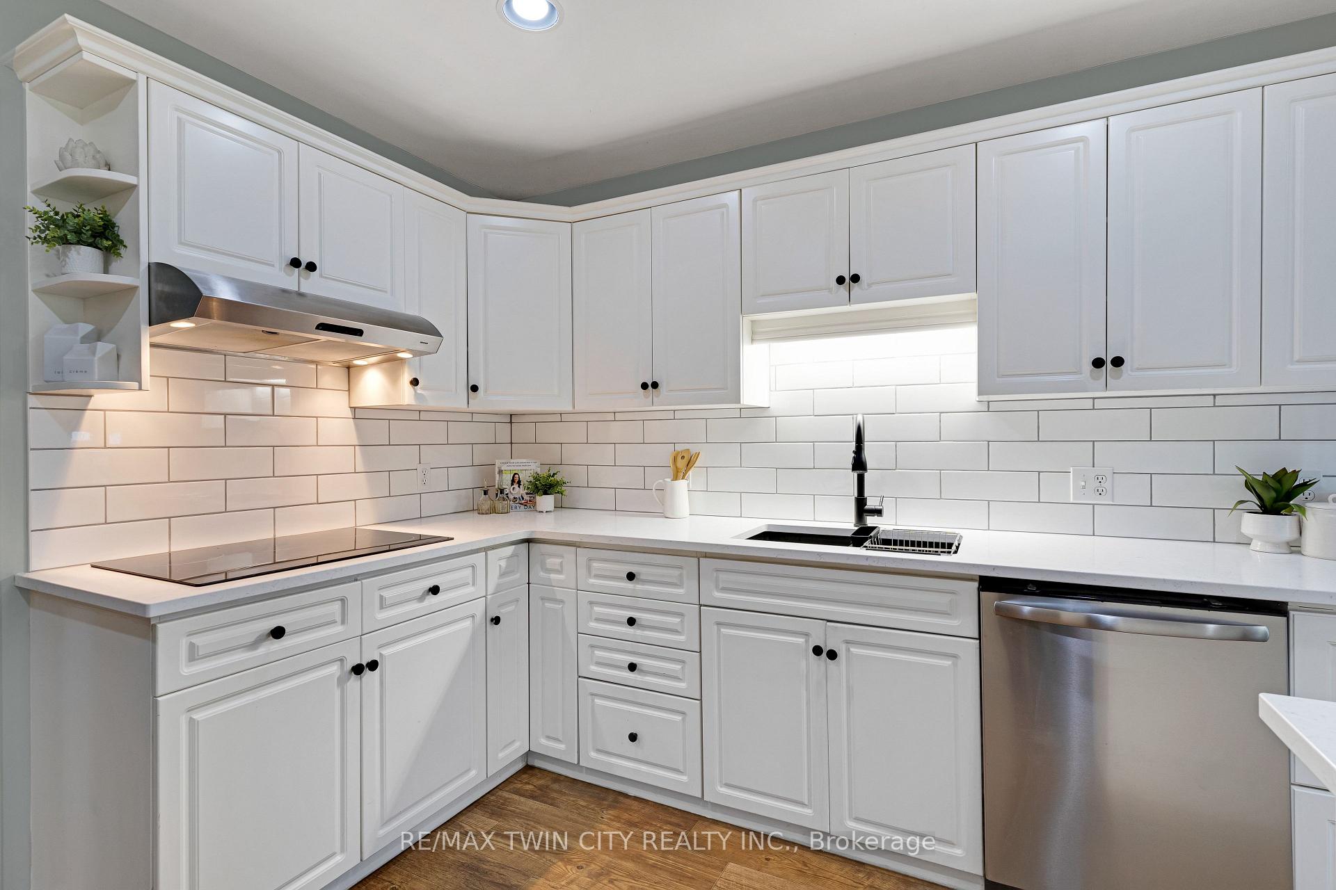 Photo 15 of 372 Gatestone Boulevard, Waterloo, Upper Beechwood — HOMEH