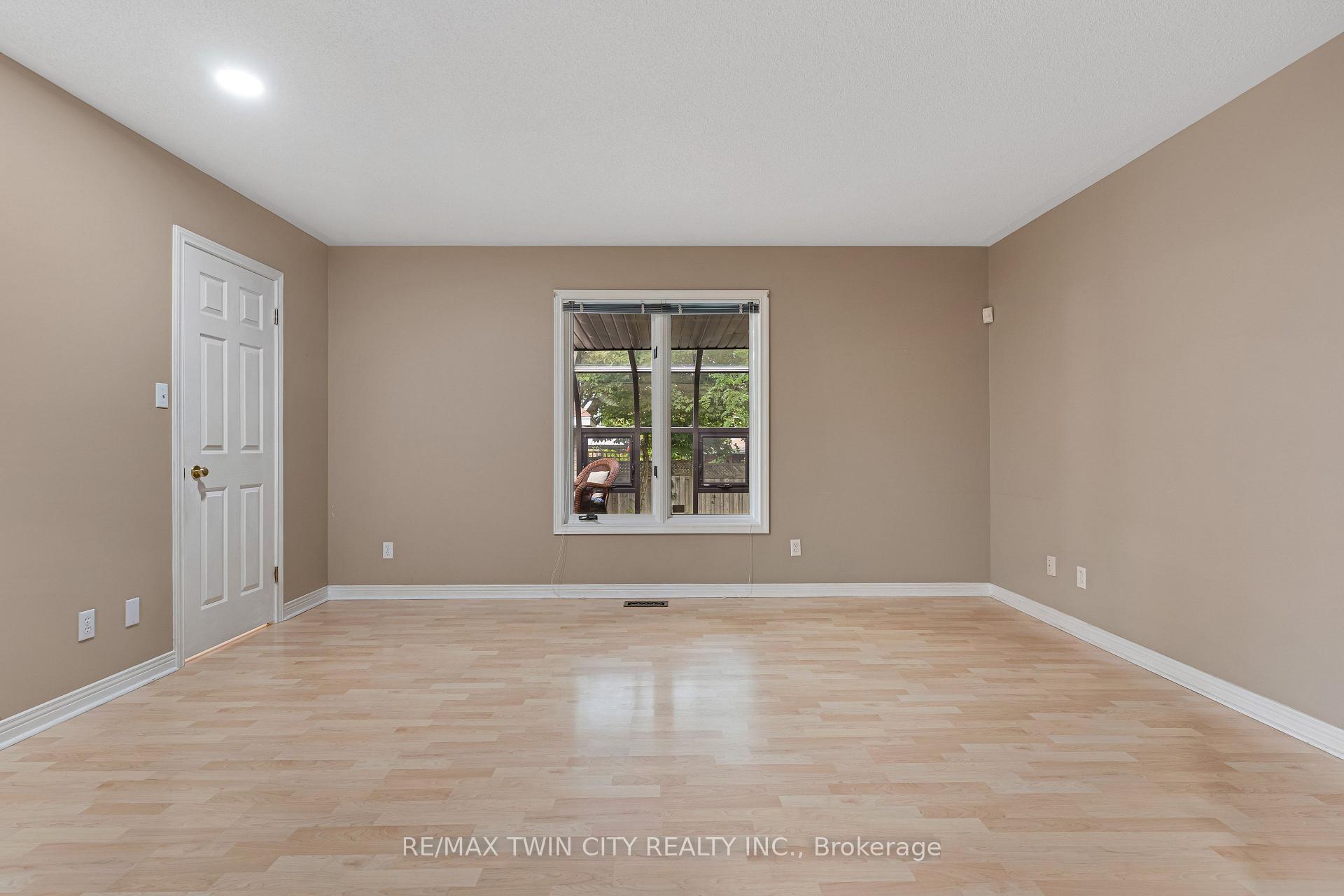 Photo 16 of 372 Gatestone Boulevard, Waterloo, Upper Beechwood — HOMEH
