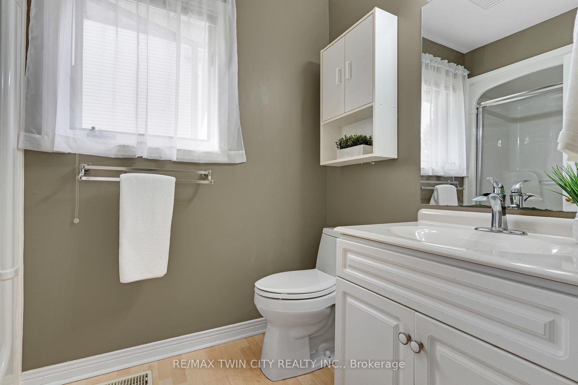 Photo 18 of 372 Gatestone Boulevard, Waterloo, Upper Beechwood — HOMEH
