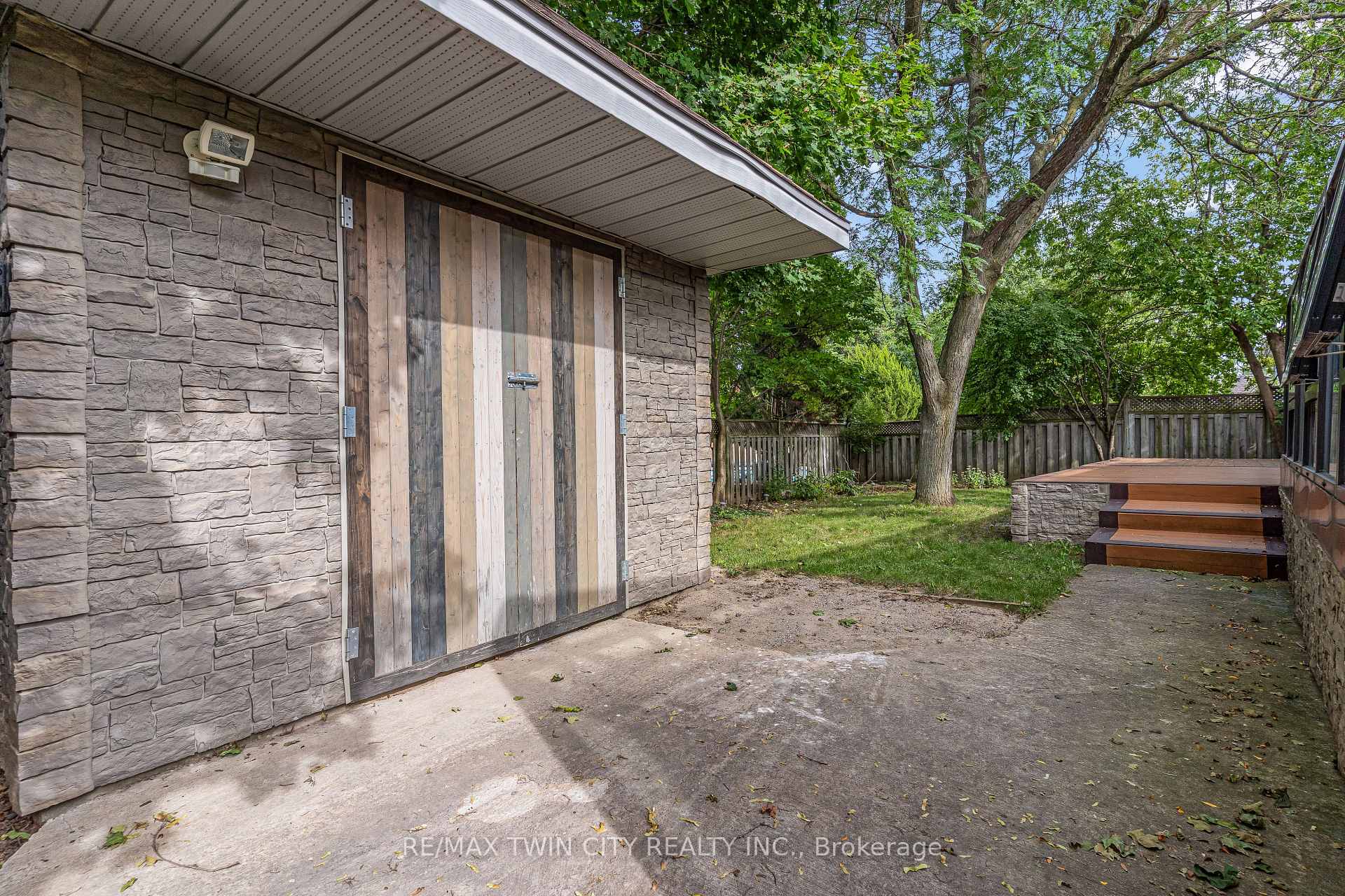 Photo 39 of 372 Gatestone Boulevard, Waterloo, Upper Beechwood — HOMEH