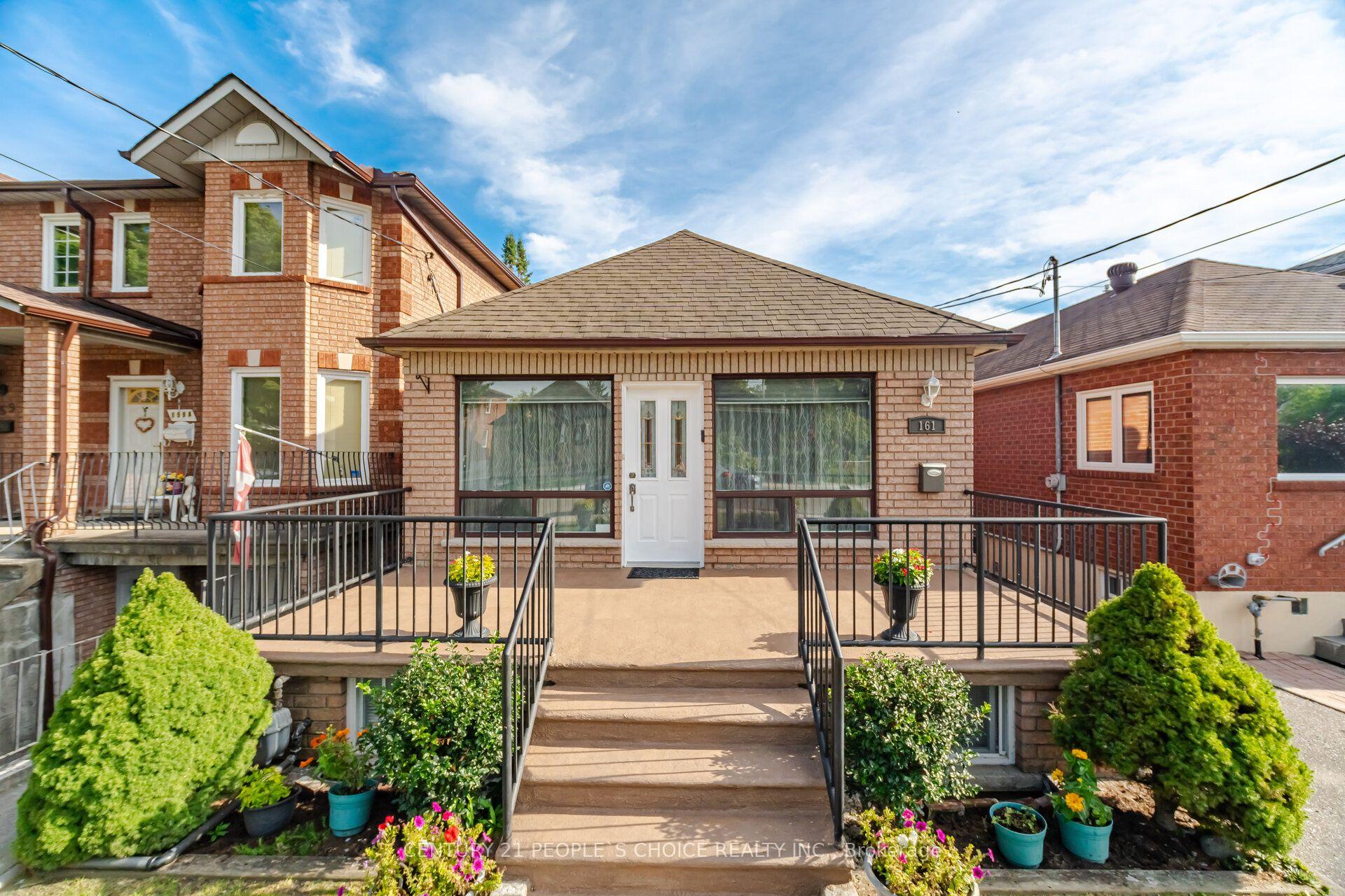 Photo 4 of 161 Northland Avenue, Toronto, Rockcliffe-Smythe — HOMEH