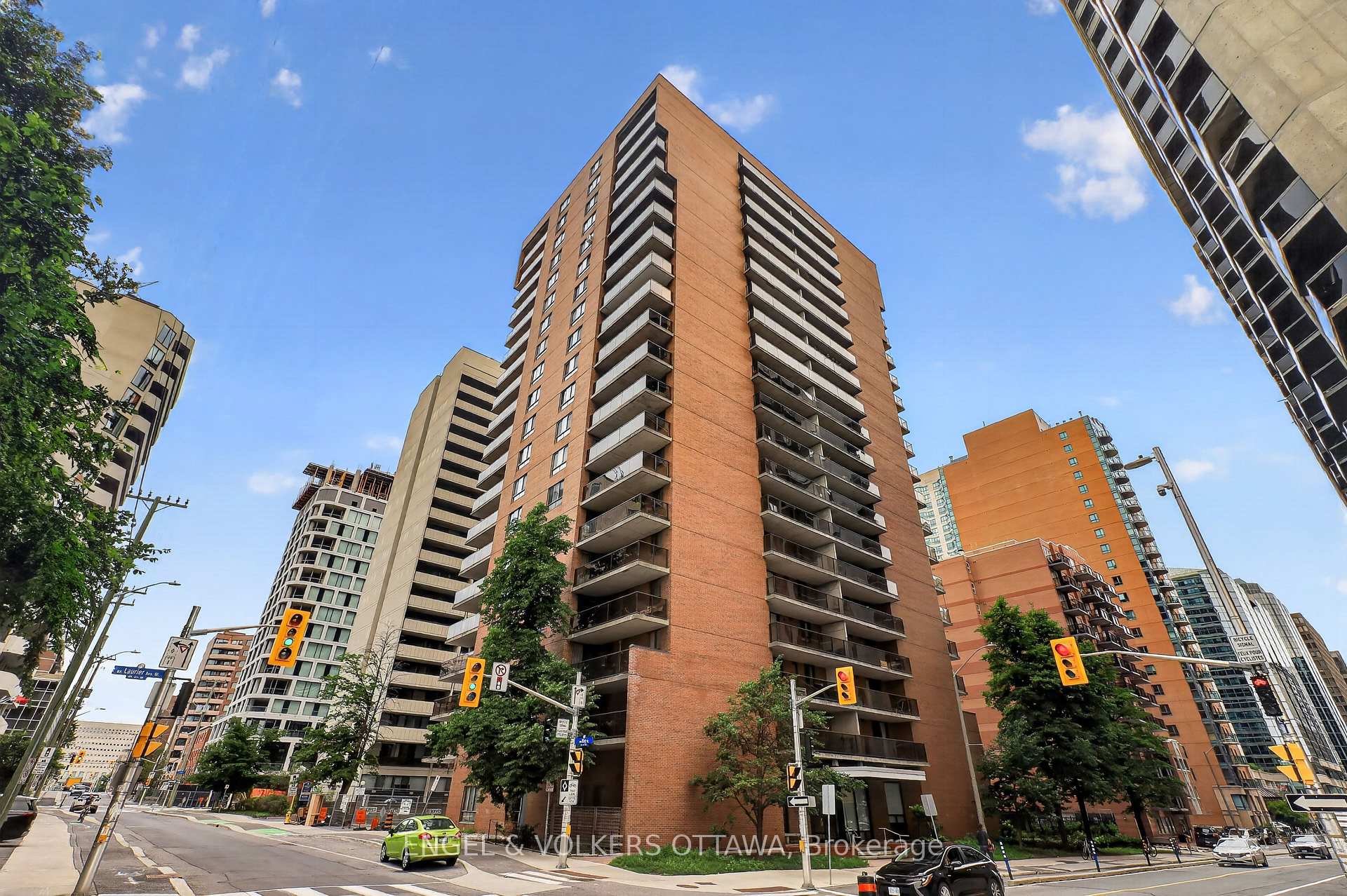 Front of Unit 1007, 475 Laurier Avenue W