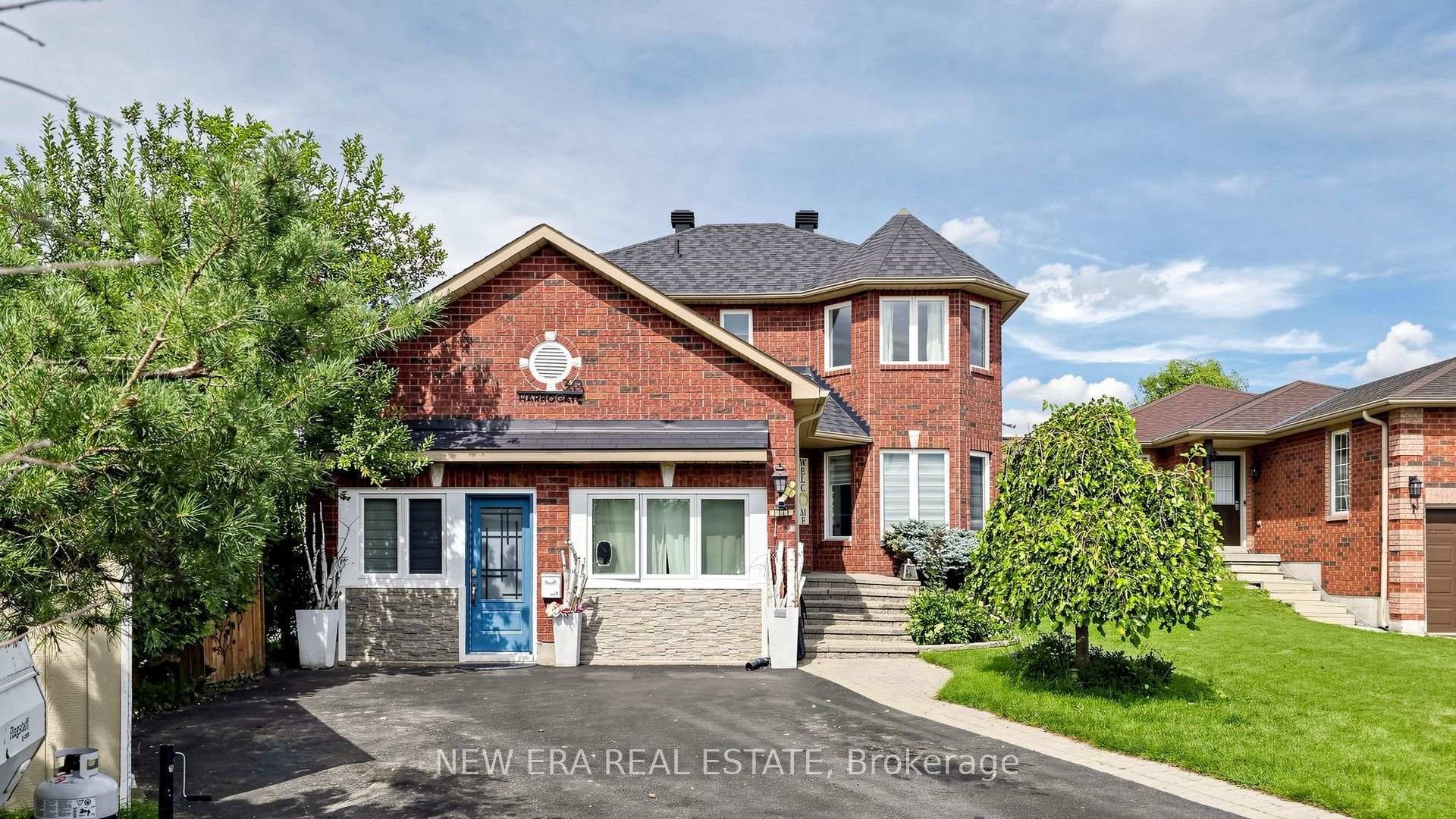 Photo 2 of 30 Harrogate Court, Barrie, Georgian Drive — HOMEH