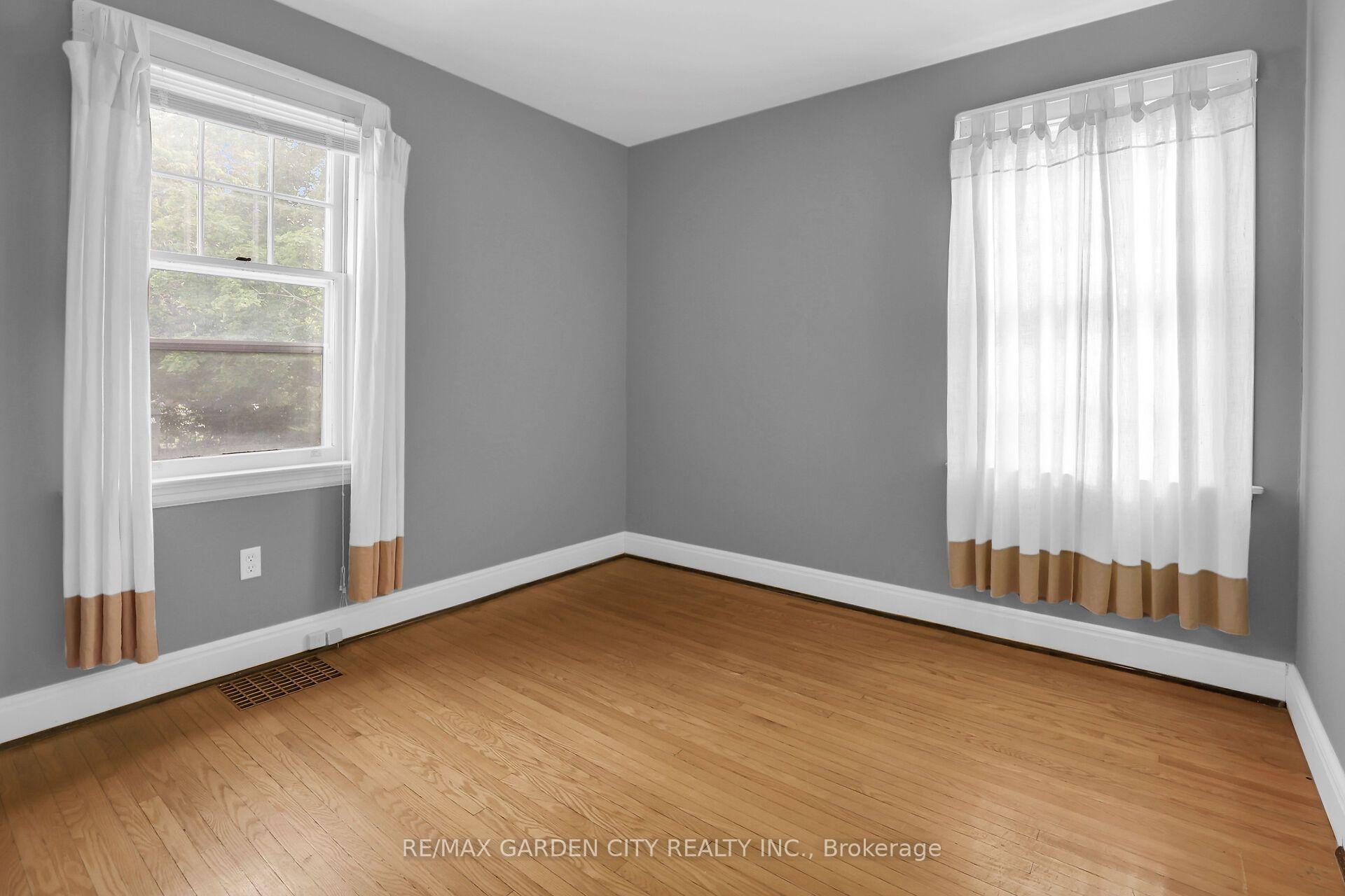 Photo 15 of 77 Main Street E, Grimsby, Grimsby East — HOMEH