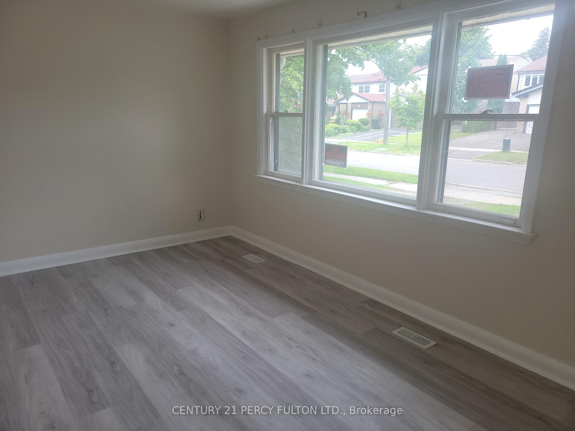 Photo 2 of 71 Grace Street, Scarborough, Eglinton East — HOMEH