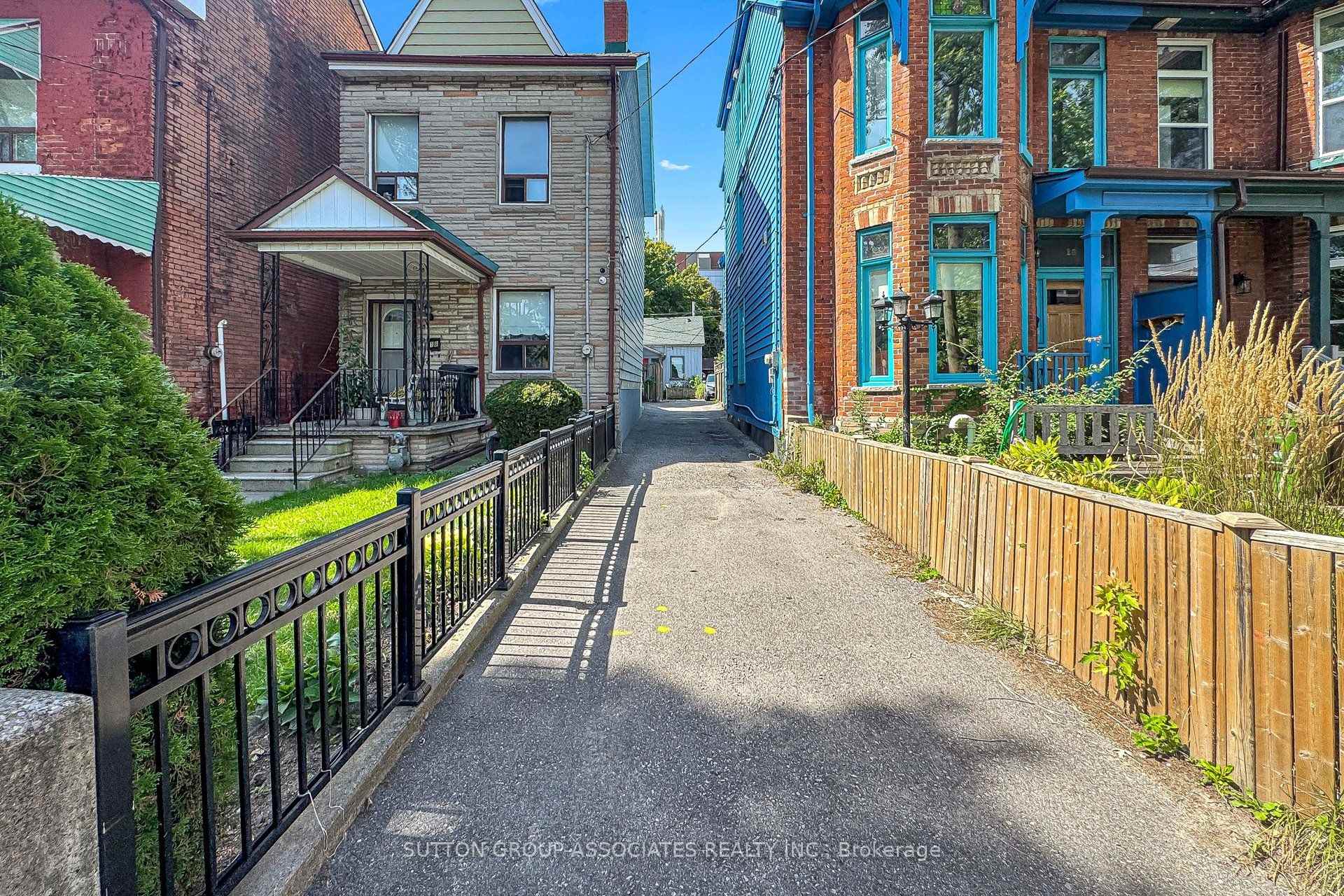 Photo 2 of 18 1/2 Bellevue Avenue, Toronto, Kensington-Chinatown — HOMEH