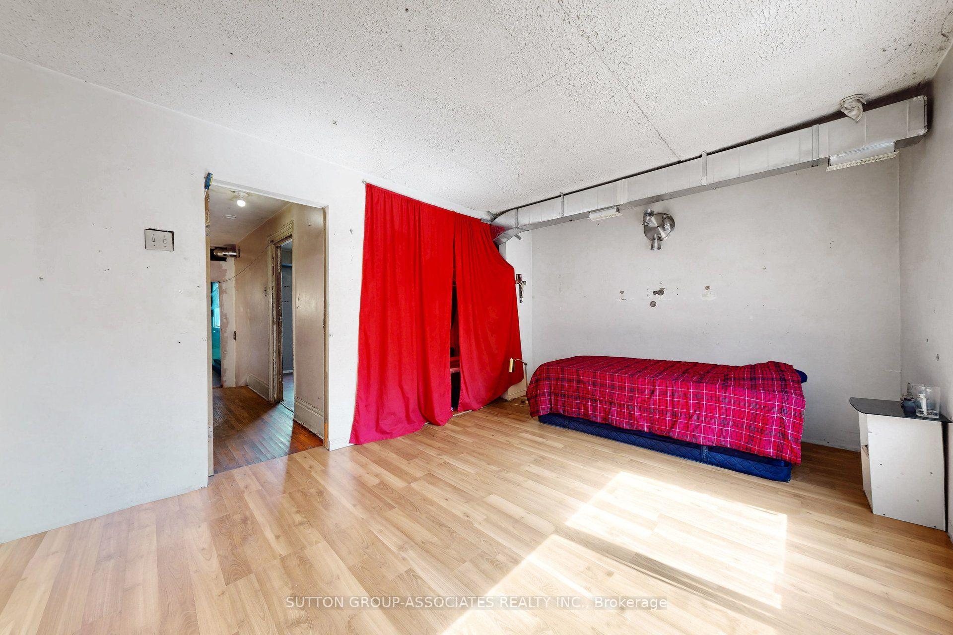Photo 20 of 18 1/2 Bellevue Avenue, Toronto, Kensington-Chinatown — HOMEH