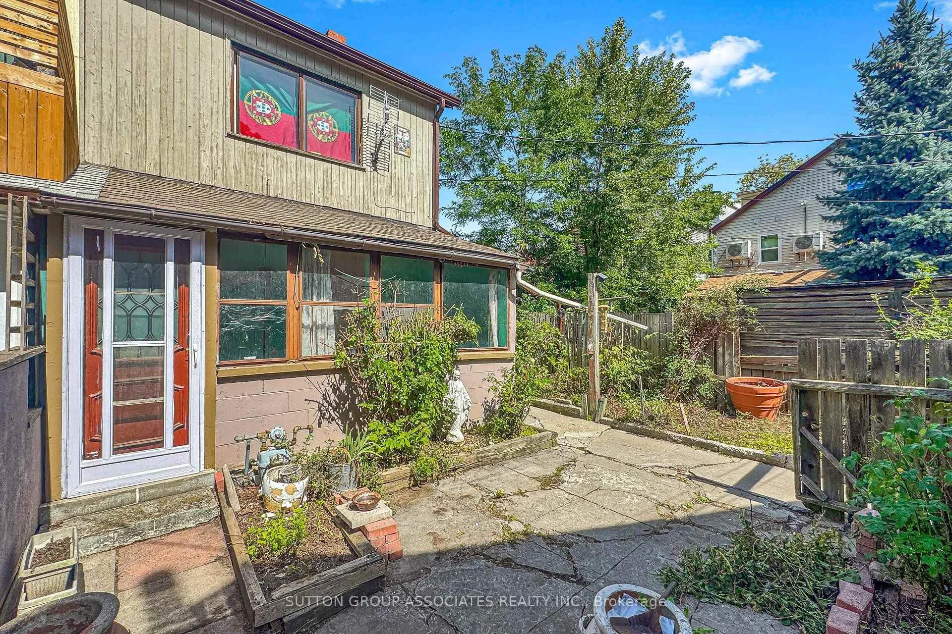 Photo 5 of 18 1/2 Bellevue Avenue, Toronto, Kensington-Chinatown — HOMEH