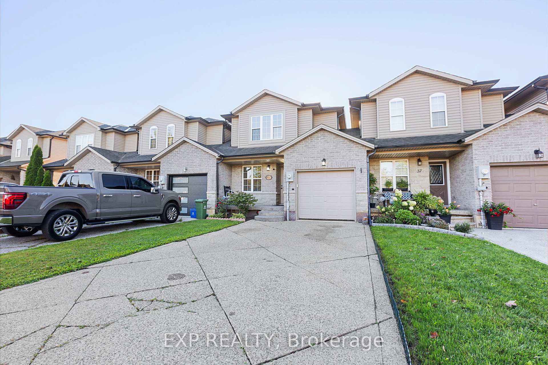 Photo 2 of 35 Thames Way, Hamilton, Mount Hope — HOMEH