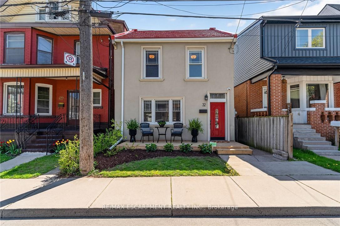 Photo 3 of 32 Magill Street, Hamilton, Strathcona — HOMEH