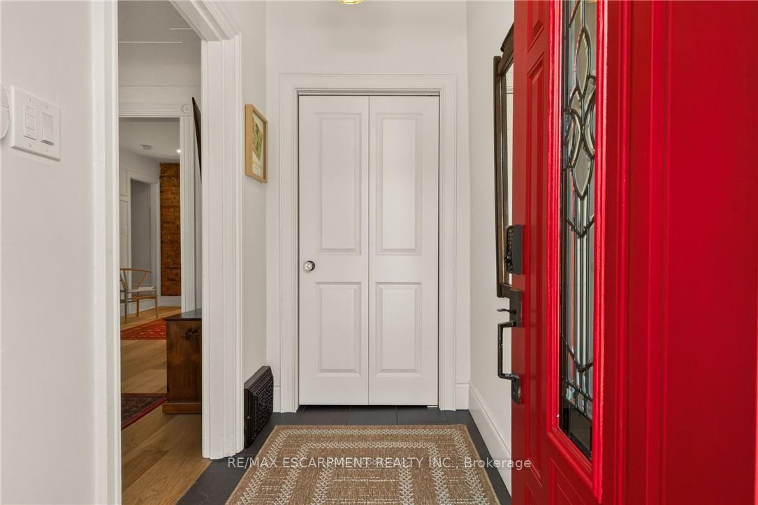 Photo 4 of 32 Magill Street, Hamilton, Strathcona — HOMEH