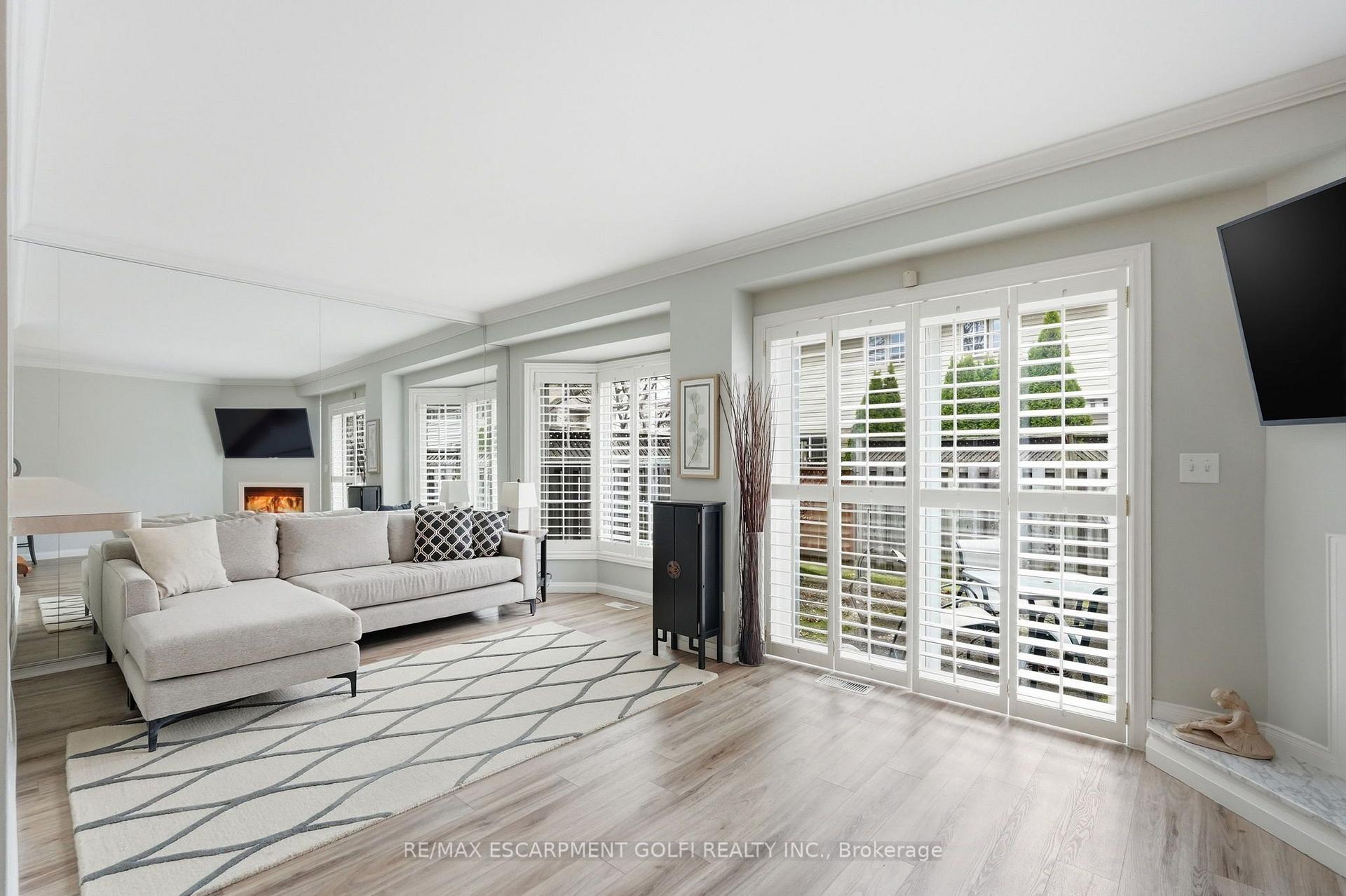 Photo 5 of Unit 103, 3333 New Street, Burlington, Roseland — HOMEH