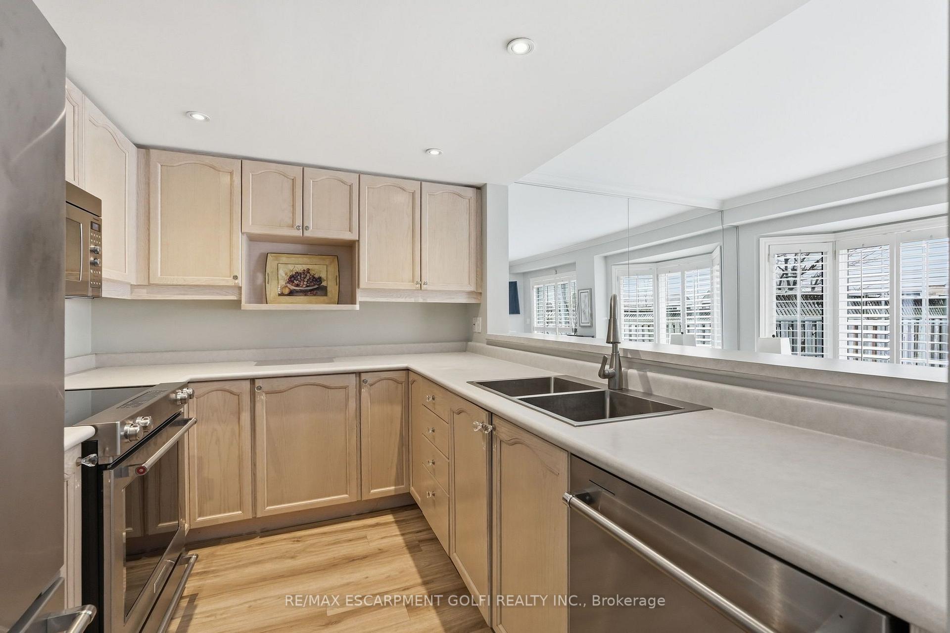 Photo 9 of Unit 103, 3333 New Street, Burlington, Roseland — HOMEH