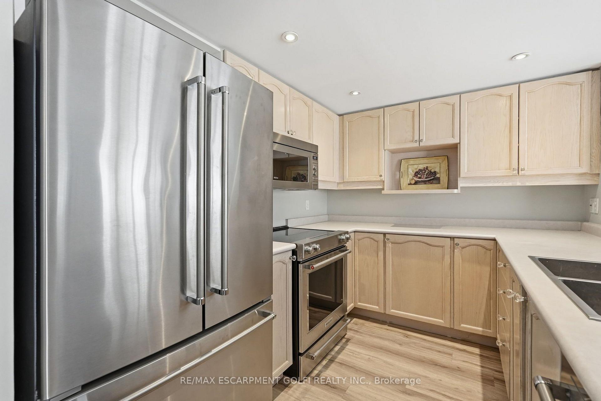 Photo 10 of Unit 103, 3333 New Street, Burlington, Roseland — HOMEH