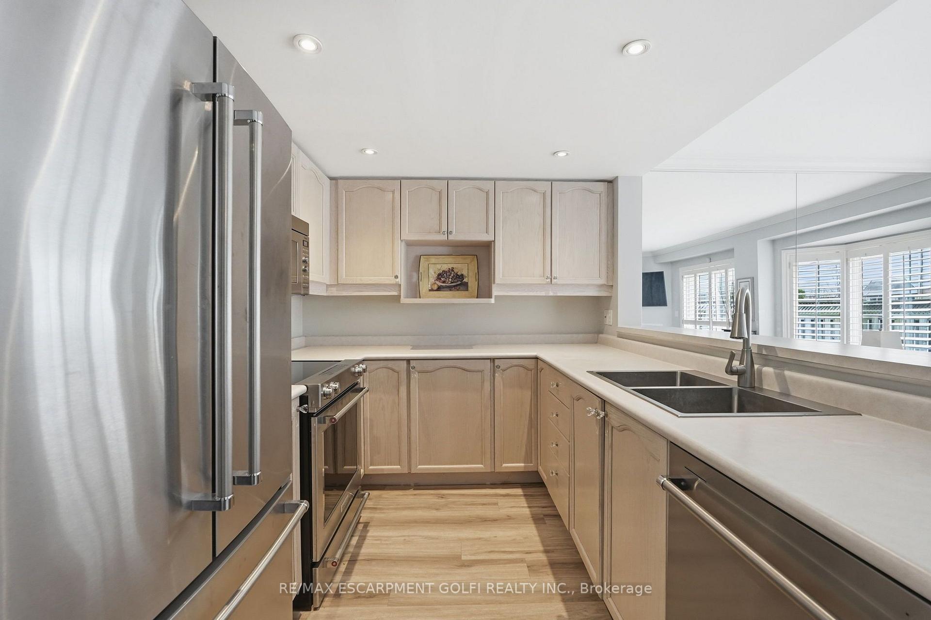 Photo 11 of Unit 103, 3333 New Street, Burlington, Roseland — HOMEH