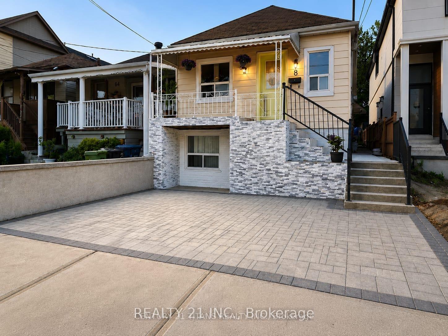 Photo 3 of 8 Mack Avenue, Scarborough, Clairlea-Birchmount — HOMEH
